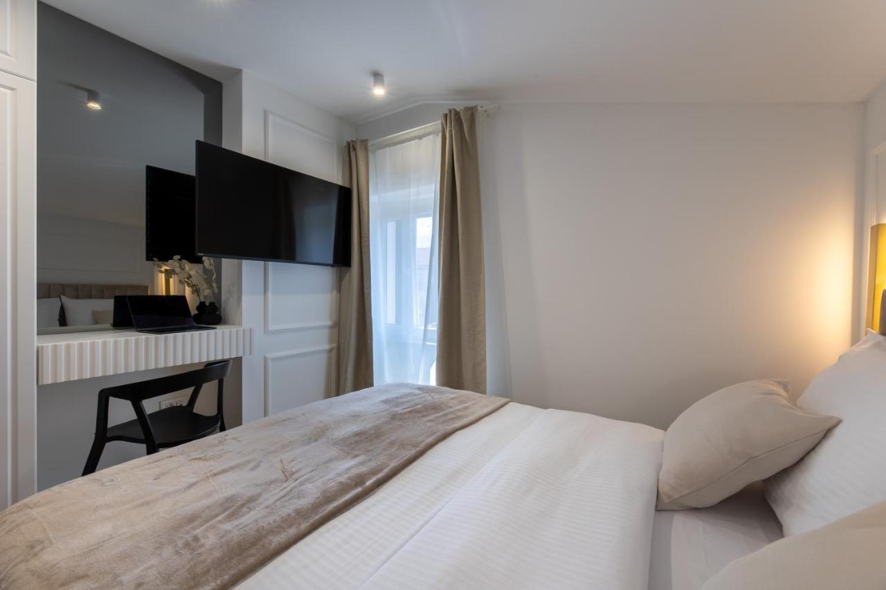 Palace Luxury Rooms สปลิท ภายนอก รูปภาพ